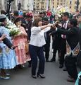 Dina Boluarte presidenta de Perú 2022 bailando.jpg