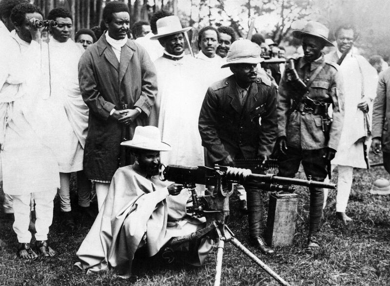Archivo:Selassie metralleta.jpg