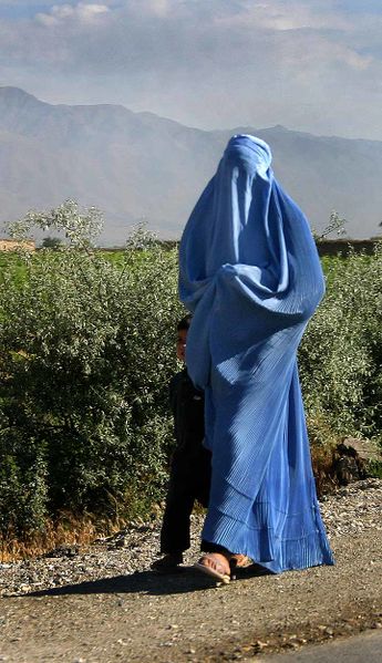 Archivo:Woman walking in Afghanistan.jpg