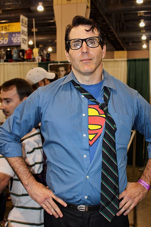 Archivo:Clark Kent cosplayer.jpg