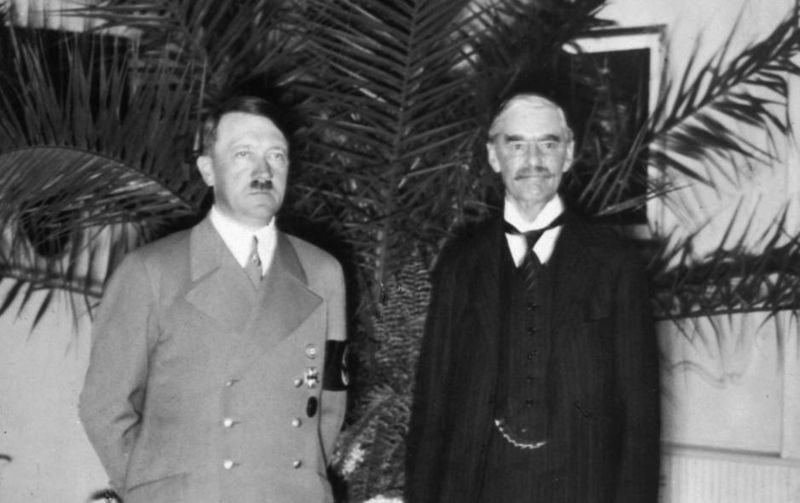 Archivo:Adolf-hitler-with-chamberlain.jpg