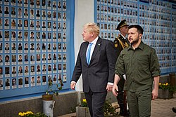 Al un lado, tenemos a un payaso haciéndose pasar por mandatario. Al otro lado, tenemos a Volodímir Zelenski.