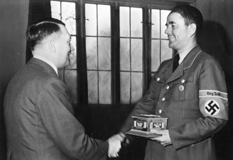Soubor:Bundesarchiv Bild 146-1979-026-22, Adolf Hitler verleiht Albert Speer Fritz-Todt-Ring.jpg