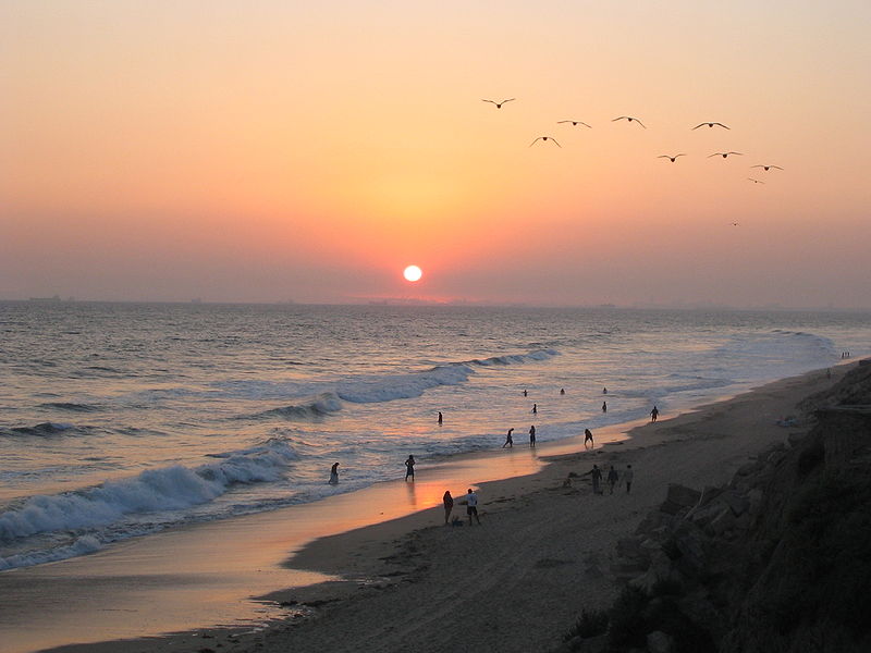 Soubor:800px-Sunset at Huntington Beach.jpg