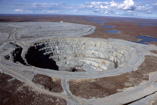 Soubor:Ekati diamond mine.jpg