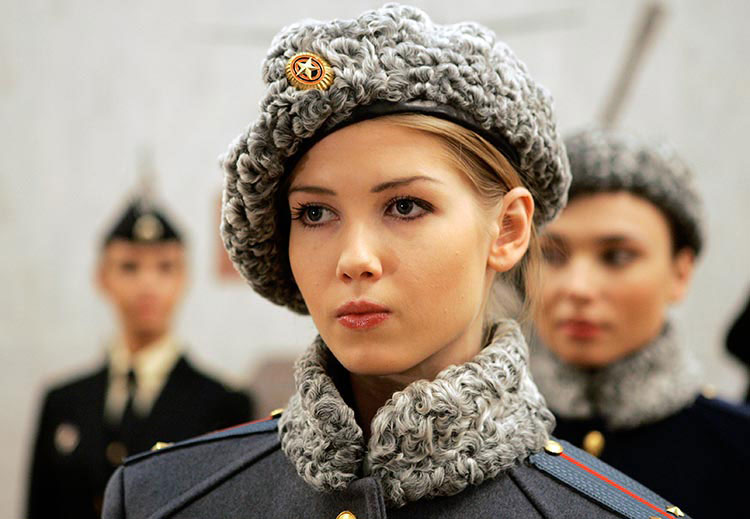 Soubor:Sexy-russian-army-babe-uniform.jpg
