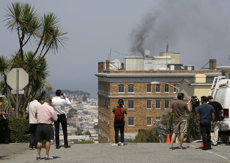 Soubor:Cerny kour nad ambasadou v SF.jpeg