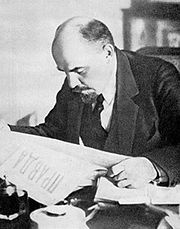 Soubor:Lenin leser Pravda.jpg