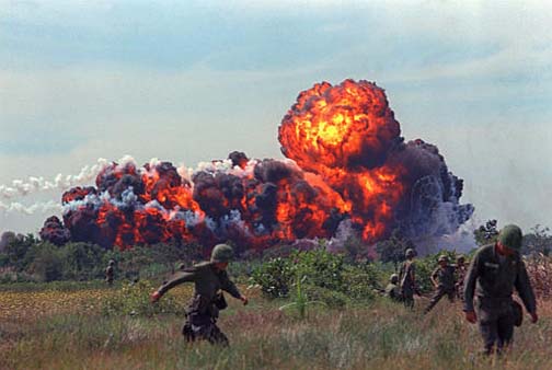 Soubor:Napalm AirStrike South Vietnam 1966.jpg