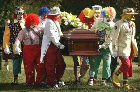 Soubor:Pohreb klaunu.jpg