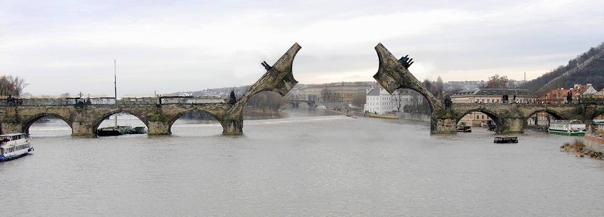Karlův most po rekonstrukci, kterou si vyžádal provoz letadlové lodi Primátor Pavel Bém. Plavební dráha pro křižník je konečně volná.