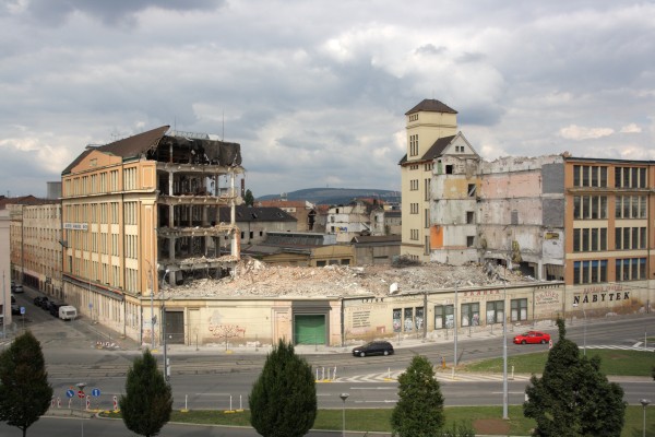 Soubor:Brno, následky bombardování Vlněny.jpg