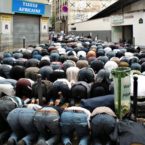 Soubor:Muslim prayers in Paris.jpg