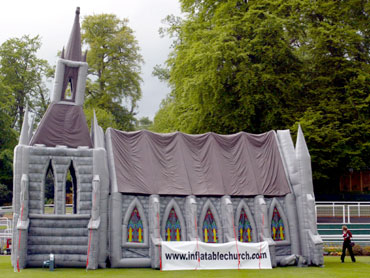 Soubor:Inflatable church 0.jpg