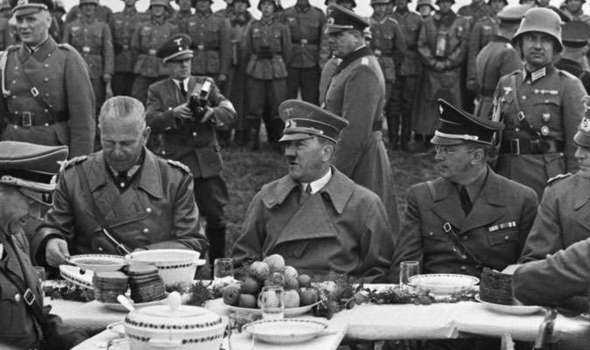 Soubor:Hitler and generals-379614.jpg