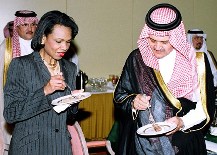 Soubor:Rice-Saud eating cake.JPG