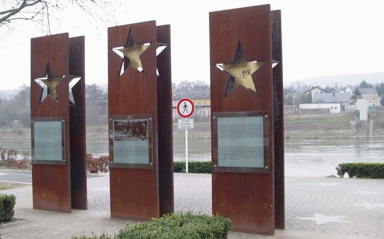 Soubor:Schengen Monument-orez.jpg