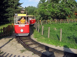 Soubor:800px-Dětská tramvaj v Zoologické zahradě Praha.jpg