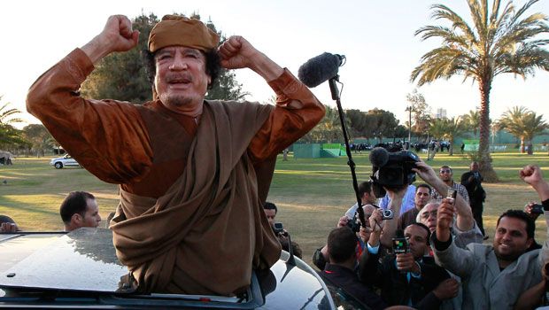 Soubor:Kaddáfí se raduje 2.jpg