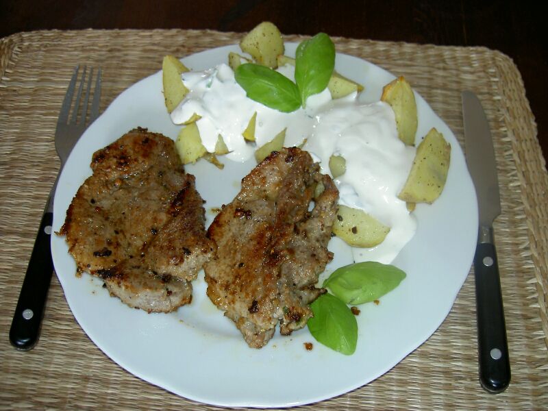 Soubor:Steak s pečenými bramborami a bylinkovou zálivkou.jpg