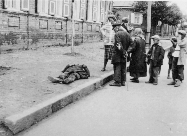Soubor:Famine Kharkov 1933.jpg