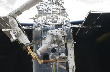 Soubor:Oprava Havlova teleskopu.jpg