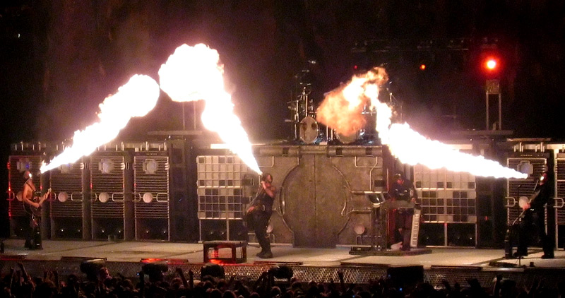 Soubor:Rammstein-flamethrowers.jpg