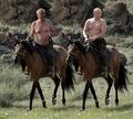 Na předposlední fotce je Putin vedle své další vedlejší lásky, bohužel nejsou spolu na jednom koni