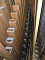 Vlevo dřevěné píšťaly rejstříku "Flauto traverso 4'"
