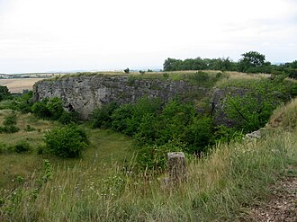 Hromada šutrů maskující nacistickou továrnu