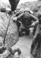 Slavné foto nálezu „Stalingradského kotle“ německými vojáky v jednom z výkopů. Povšimněte si těžkých podmínek.