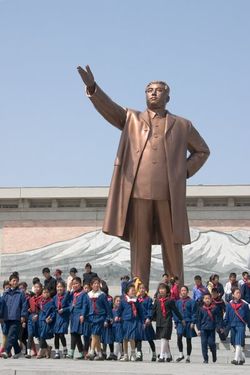 Dprk pyongyang mansu kim sculpture 05.jpg
