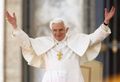 Papež Ratzinger předvádí Vatikánské Kongregaci pro otázky svatořečení zázrak, na základě kterého by se chtěl stát svatým.