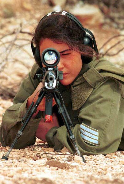 Soubor:Israeli girl aiming.jpg