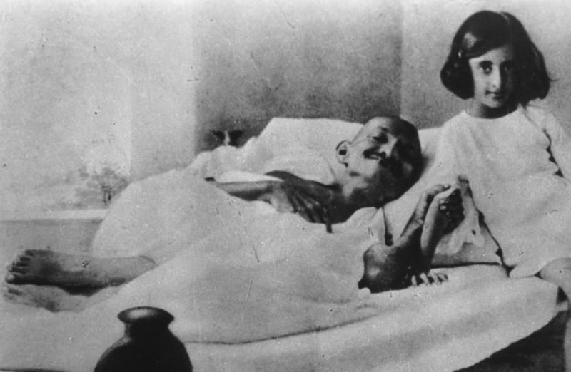 Soubor:Gandhi and Indira 1924.jpg