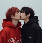Řiť-Mi Kvasi (Bang Chan) a Mo-Čim I-Serem (Yongbok) když si užívají svůj vztah .jpg