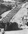 Rekreanti z Česka v Mauthausenu posilují vynášením žulových kvádrů