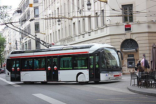 Trolejbus se snaží tvářit moderně a vypadat, jako významně pokročilejší a ekoantiterorističtější varianta přepravy Maglev.