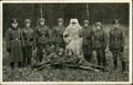 Vojáci Wehrmachtu se fotografují s valašským sněžným mužem, což byl pravděpodobně maskovaný partyzán.