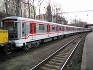 Strojvůdci se občas nudí z neustálé jízdy v tunelu, proto se někdy projedou do Škody Plzeň, kde kvalitní sovětský vlak zničí na hnusný vykořisťovatelský křáp a jedou zpátky.