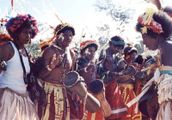 Jeden z vrcholů politické kariéry Pavla Béma - během návštěvy Papui-Nové Guiney obdržel vysoké státní vyznamenání Řád rudého modrokožce (druhý zleva s bubnem)
