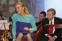 Exprezidentka nosí kalhotky s logem KSČM. Nevyjadřuje tím ovšem svou politickou orientaci, nýbrž naznačuje, kde zmíněnou stranu má.