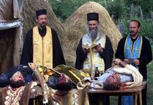 Srbové zavraždění kosovskými Albánci (dolní řada). Takhle nějak pohřbívali i Dmitrije. Kostely jim spálili.