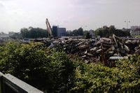 Zemětřesení ve Svinově, jeden z mála nepoškozených objektů objektů je Restaurace Šimek (v pozadí)