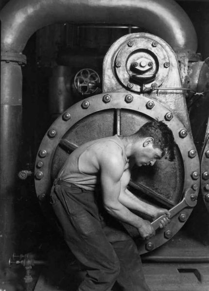 Soubor:Lewis Hine Power house mechanic working on steam pump small.jpg