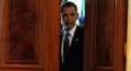 Výkonný manažer pro otevírání... Barack Obama se škaredě dívá na fotografy před dveřmi toalet