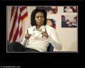 Paní Obamová neporozuměla položené otázce. Na obrázku ukazuje vzdálenost svých prsních bradavek, na což se jí nikdo neptal.