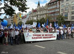 Čeští odboráři v červnu 2007 demonstrují na Václavském náměstí za trvale udržitelné zvyšování státního dluhu.