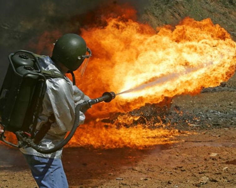 Soubor:Man-fires-flamethrower.jpg