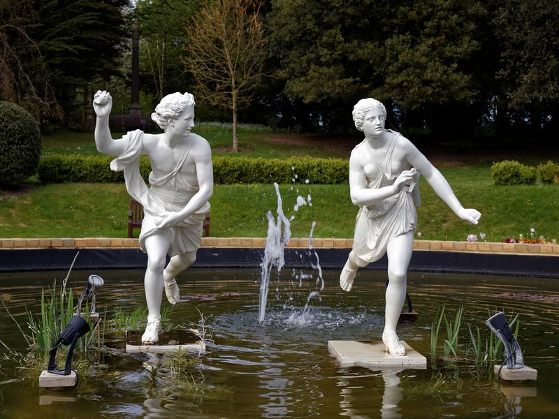Soubor:Atalanta and Hippomenes in pond at Quex House Birchington Kent England.jpg